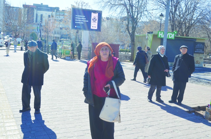 Rakamlar, her ay biraz daha borç batağına  saplanan halk için hiçbir şey ifade etmiyor