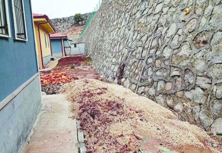 İstinat duvarı mühendislik hesapları  içerecek şekilde projelendirilmeli