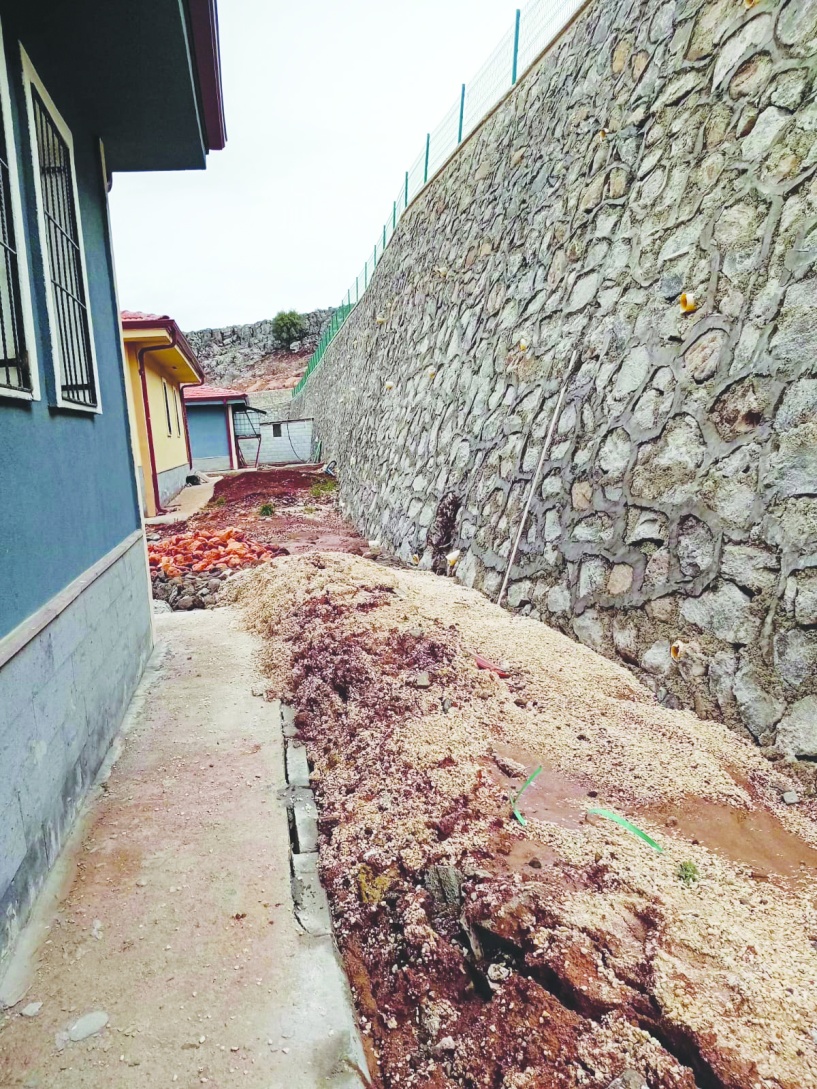 İstinat duvarı mühendislik hesapları  içerecek şekilde projelendirilmeli