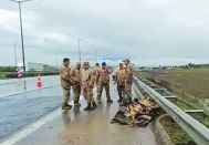 Askeri araç devrildi, 10 asker yaralandı