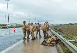 Askeri araç devrildi, 10 asker yaralandı