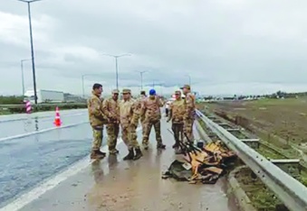 Askeri araç devrildi, 10 asker yaralandı