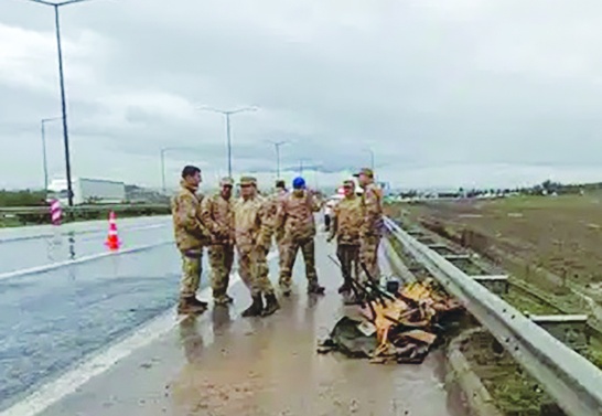 Askeri araç devrildi, 10 asker yaralandı