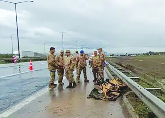 Askeri araç devrildi, 10 asker yaralandı