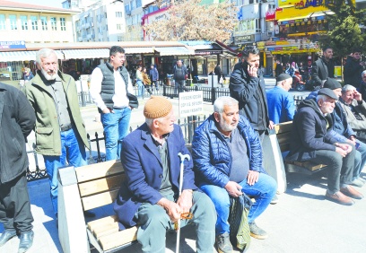 1 milyon 836 bin 496 yaşlı tek başına yaşıyor