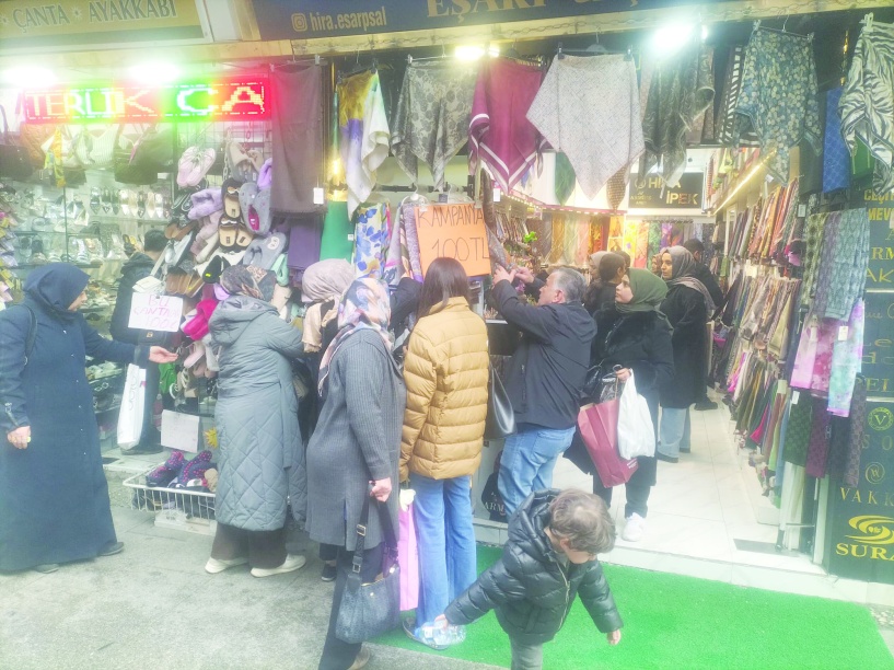 Kalabalıklar alışverişlere yansımadı