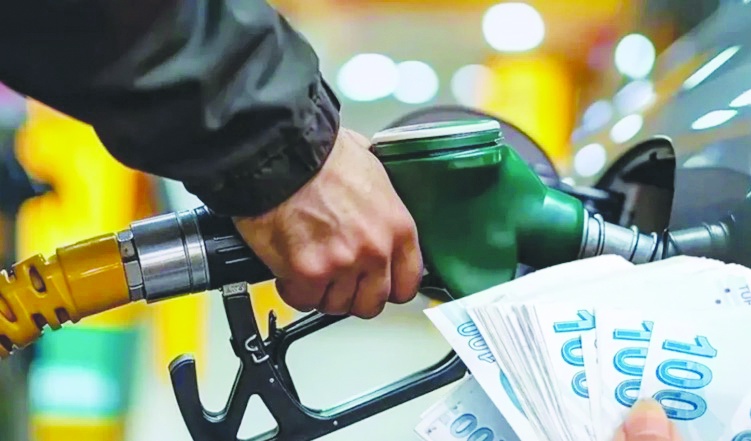 Benzinde 54 kuruşluk zam pompaya yansıdı