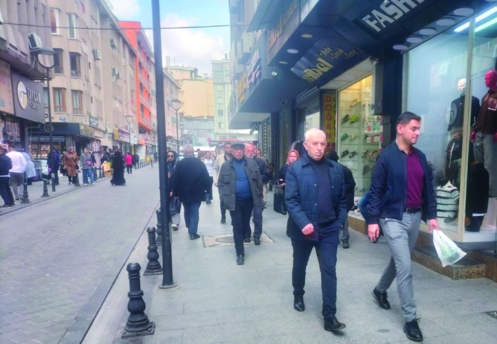 Vatandaş, kredi kartına ve bireysel  kredilere yüklenmeye devam ediyor