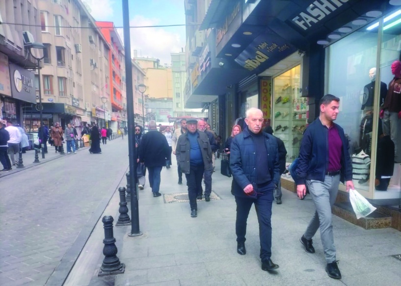 Vatandaş, kredi kartına ve bireysel  kredilere yüklenmeye devam ediyor