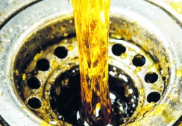 Atık yağlar lavaboya dökülmeyecek