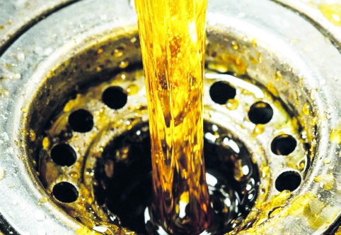 Atık yağlar lavaboya dökülmeyecek