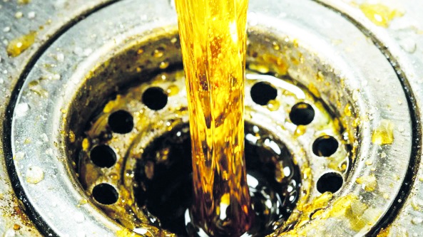Atık yağlar lavaboya dökülmeyecek