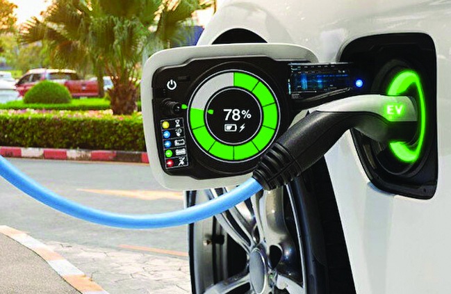 Elektrikli ve hibrit otomobillerin toplam satışı benzinlileri geçti