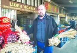 Marketler fırsatçılık yapıyor, pazar  esnafı ürünü istediği fiyata satıyor