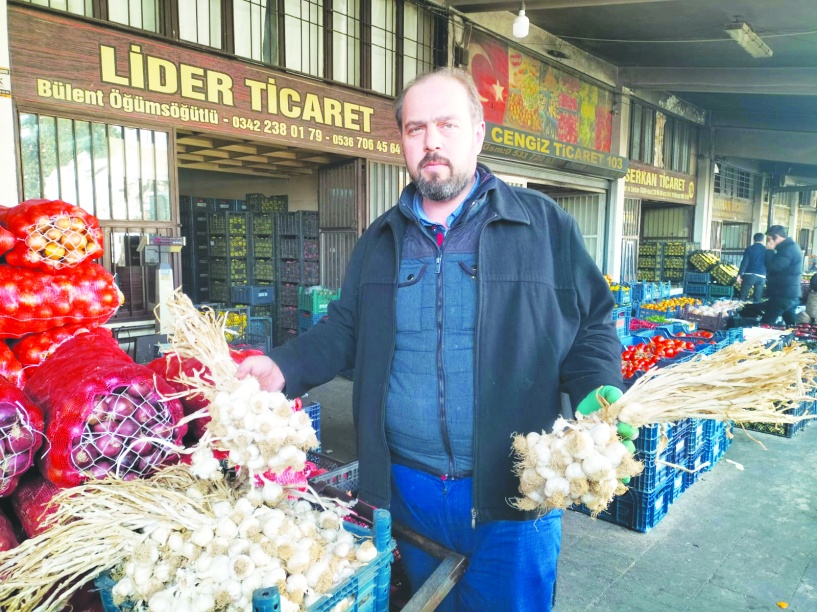 Marketler fırsatçılık yapıyor, pazar  esnafı ürünü istediği fiyata satıyor