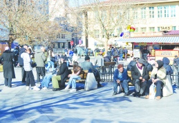 Yaşamından memnun olduğunu  söyleyenlerin oranı yüzde 53,6'ya düştü