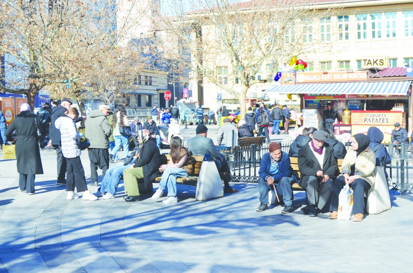 Yaşamından memnun olduğunu  söyleyenlerin oranı yüzde 53,6'ya düştü