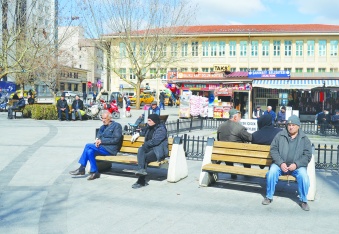 Dar ve sabit gelirli çalışan, emekli, açlık ve yoksulluk sınırı arasında sıkıştı