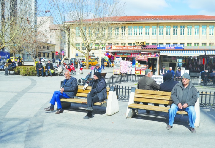 Dar ve sabit gelirli çalışan, emekli, açlık ve yoksulluk sınırı arasında sıkıştı