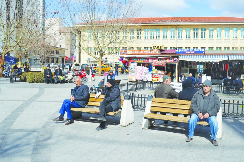 Dar ve sabit gelirli çalışan, emekli, açlık ve yoksulluk sınırı arasında sıkıştı