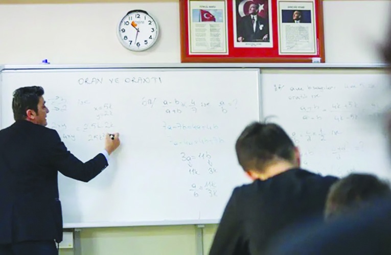 Öğrenci aç, öğretmen açıkta