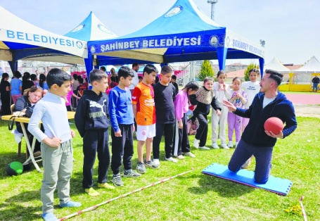 Yüzlerce çocuk sporla buluşmanın heyecanını yaşadı