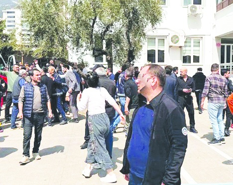 Bir öğrenciye peş peşe ateş açtılar