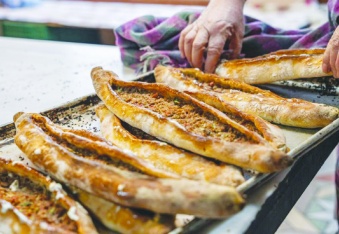 At ve eşek eti yedirmişler!