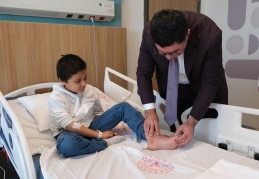 Ayak başparmağındaki ileri derecede hareket kısıtlılığı giderildi