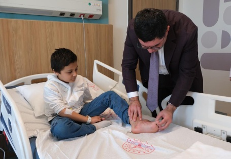 Ayak başparmağındaki ileri derecede hareket kısıtlılığı giderildi