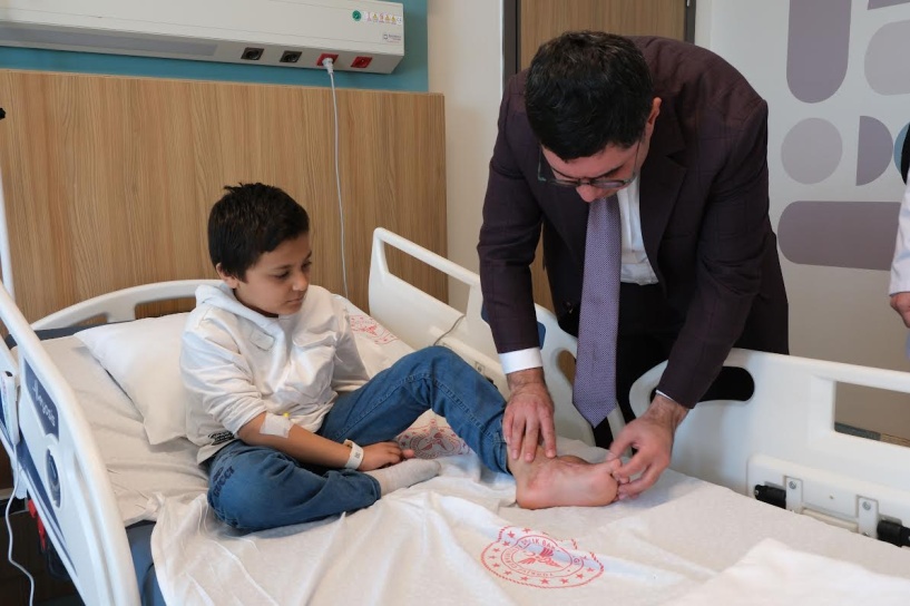 Ayak başparmağındaki ileri derecede hareket kısıtlılığı giderildi