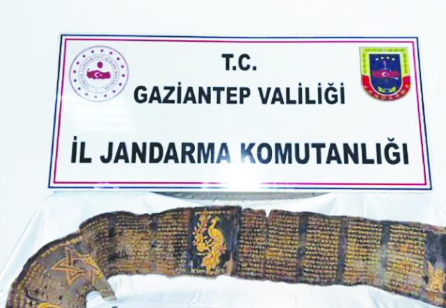 Piton derisine işlenmiş İbranice altın yazma kitap ele geçirildi