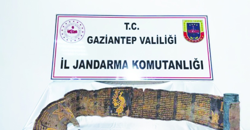 Piton derisine işlenmiş İbranice altın yazma kitap ele geçirildi