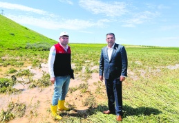 Yağışlara sevinirken dolu  ve sel üretime darbe vurdu