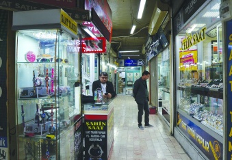 Tünelin ucu karanlık hiçbir  şekilde ışık göremiyoruz