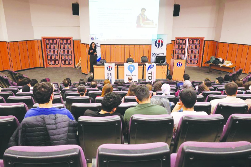 Üniversite öğrencileri toplumsal sorunlara duyarlı bireyler olarak yetişmeli