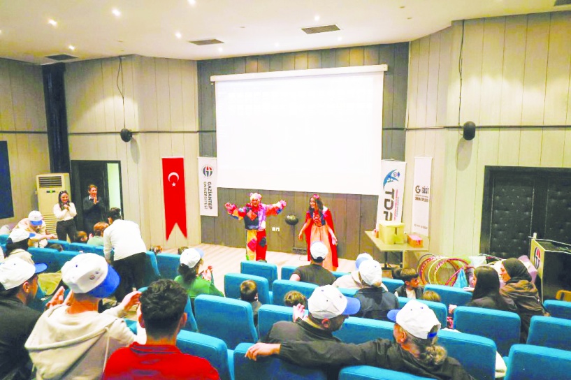 “Hepimizin doğum günü” temasıyla pasta kesildi
