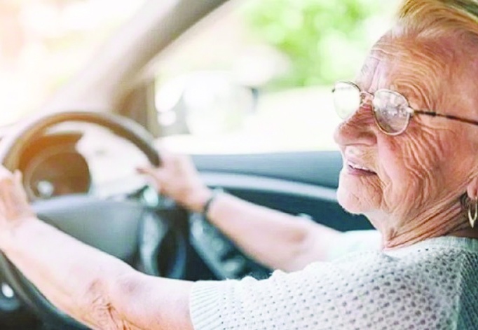 65 yaş üstü sürücüler 3 yılda  bir ehliyet yenileyecek