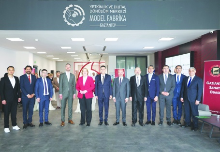 Alman Bakan Model fabrikayı gezdi