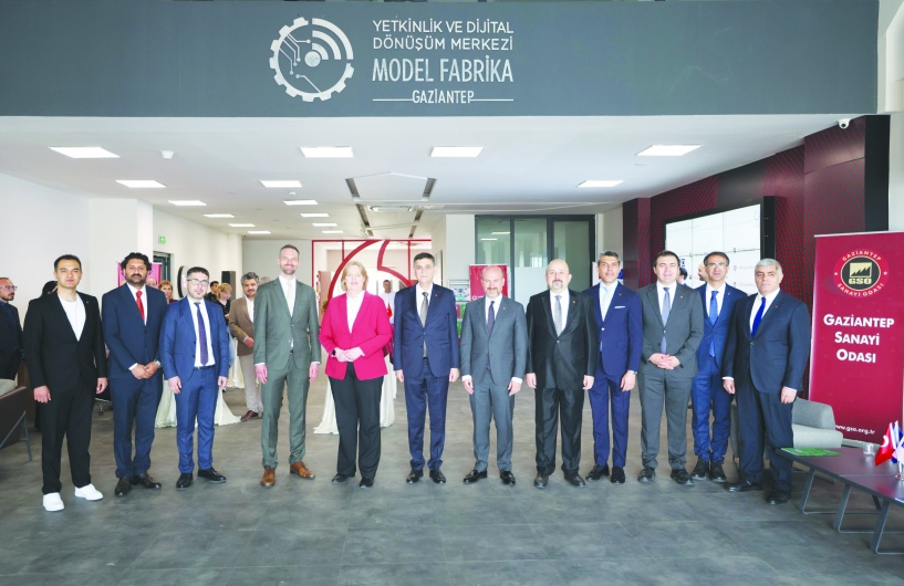 Alman Bakan Model fabrikayı gezdi