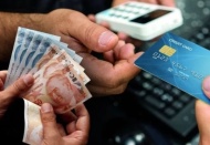 Kredi kartı kullanan her iki kişiden biri borçlu… Batık kredi tutarı 323 milyon