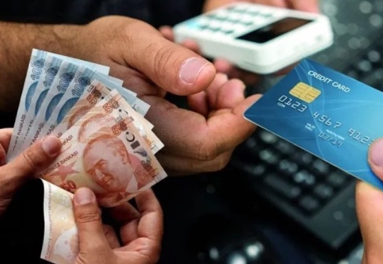 Kredi kartı kullanan her iki kişiden biri borçlu… Batık kredi tutarı 323 milyon