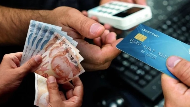 Kredi kartı kullanan her iki kişiden biri borçlu… Batık kredi tutarı 323 milyon