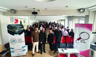 Akademisyenler amfilerden çıkıp sınıflara konuk oldu