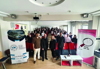 Akademisyenler amfilerden çıkıp sınıflara konuk oldu