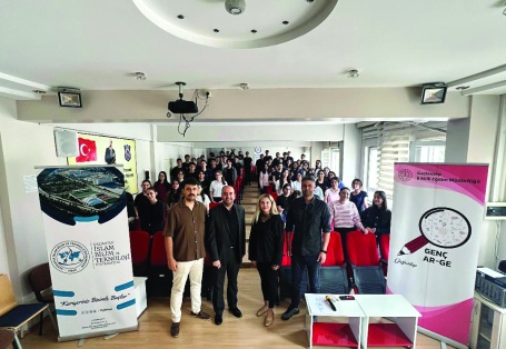 Akademisyenler amfilerden çıkıp sınıflara konuk oldu