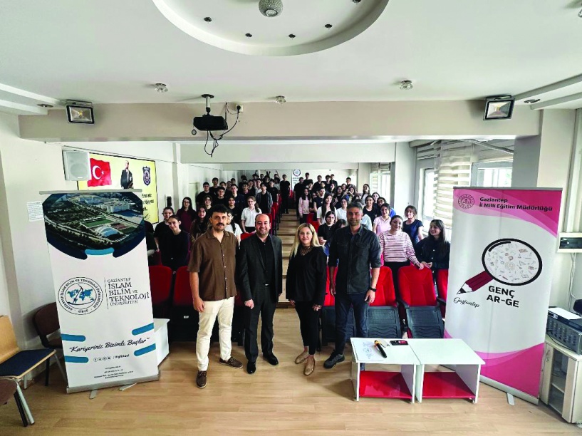 Akademisyenler amfilerden çıkıp sınıflara konuk oldu