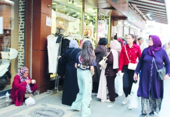 İğne atsan yere düşmeyen caddede  kalabalık alışverişlere yansımadı