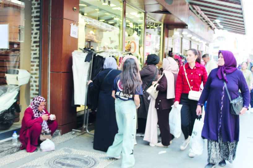 İğne atsan yere düşmeyen caddede  kalabalık alışverişlere yansımadı