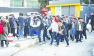 Çete, silah ve bıçak okullara girdi